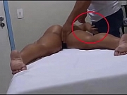 Câmera escondida filma cliente sendo masturbada pelo massagista